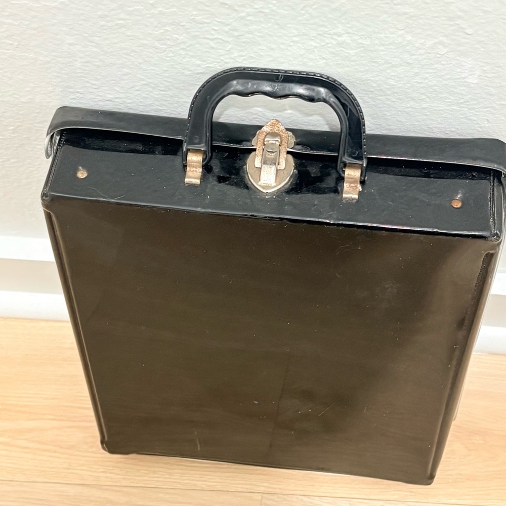 VINTAGE BARBIE MATTEL
BLACK DOLL CARRYING
CASE VIVID BOLD COLORS
COLLECTIBLE - Picture 2 of 16